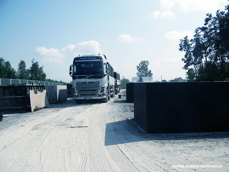 Transport szamb betonowych  w Chmielniku